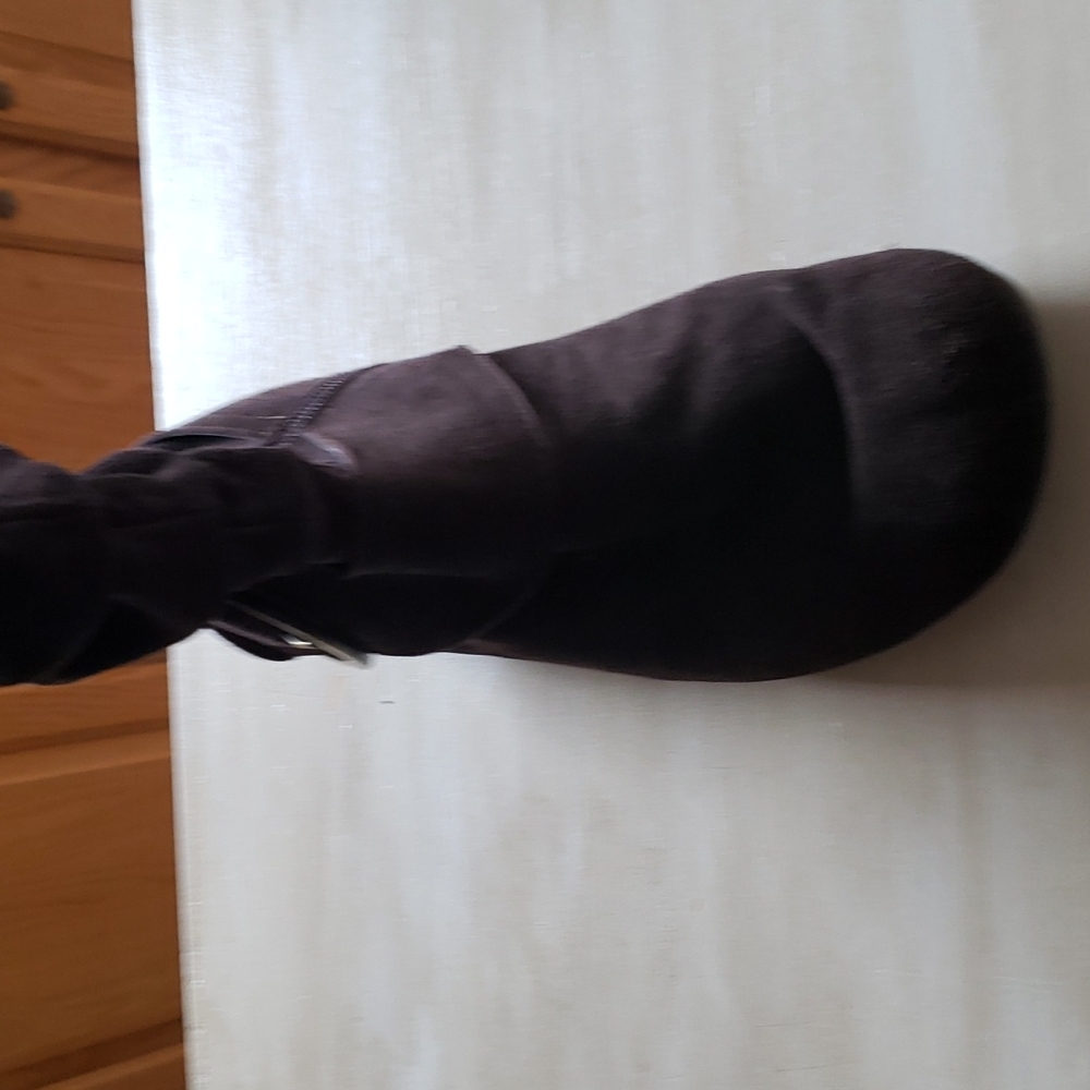 Great condition brown very small heel. - Picture 6 of 10